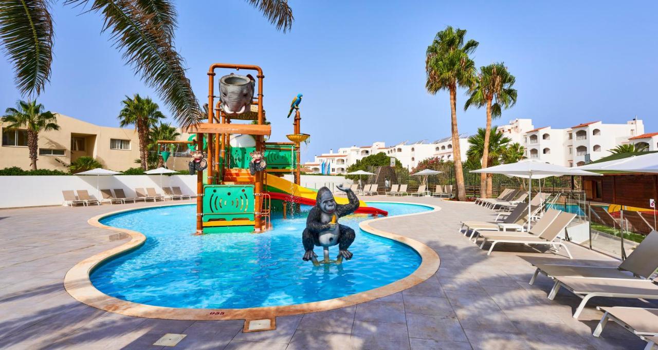 Globales Cala'N Bosch Hotel Cala en Bosc Exterior photo